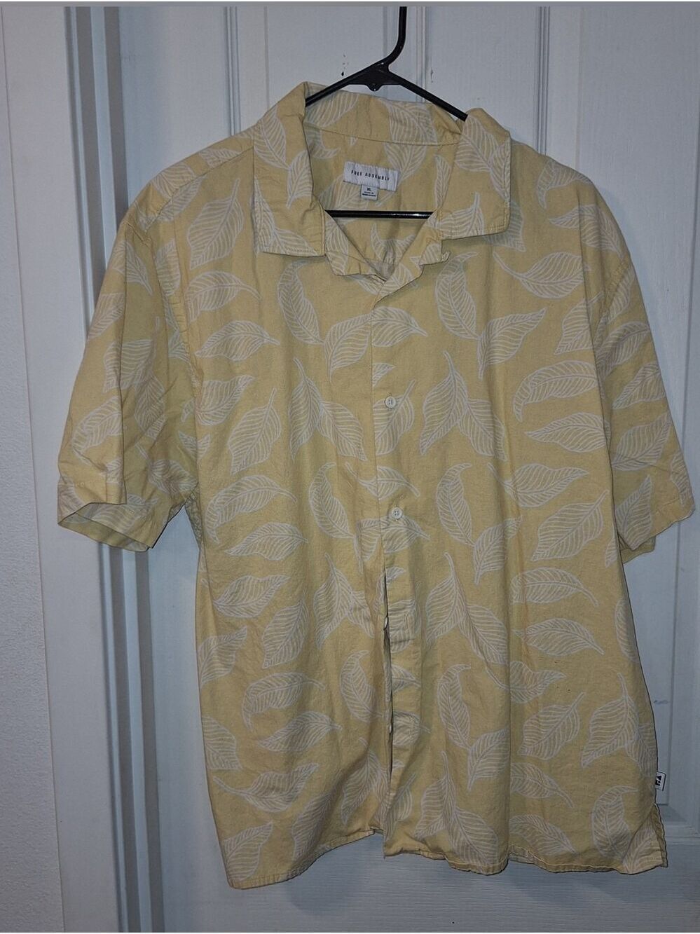Casual Short-Sleeve Button-Down Shirt in Soft Yellow with Leaf Print